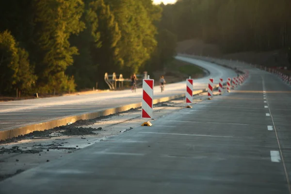Aanleg van de weg van de moderne betonnen hogesnelheids snelweg. — Stockfoto