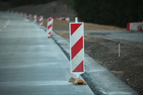 Aanleg van de weg van de moderne betonnen hogesnelheids snelweg. — Stockfoto