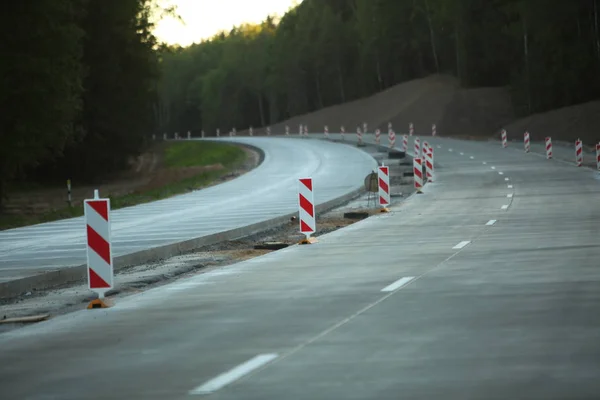 Aanleg van de weg van de moderne betonnen hogesnelheids snelweg. — Stockfoto