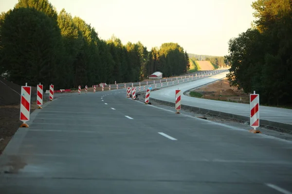 Modern beton yüksek hızlı karayolu yolu inşaatı.
