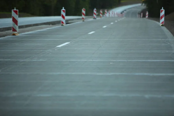 Modern beton yüksek hızlı karayolu yolu inşaatı. — Stok fotoğraf