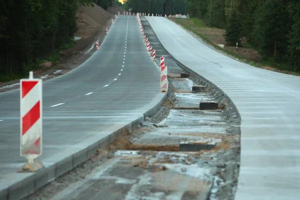 Modern beton yüksek hızlı karayolu yolu inşaatı.