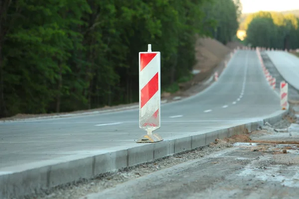 Aanleg van de weg van de moderne betonnen hogesnelheids snelweg. — Stockfoto