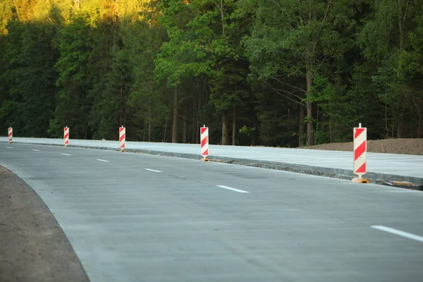Modern beton yüksek hızlı karayolu yolu inşaatı.