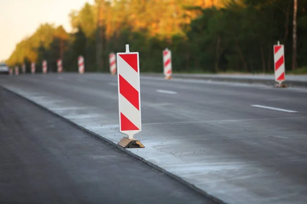 Aanleg van de weg van de moderne betonnen hogesnelheids snelweg. — Stockfoto