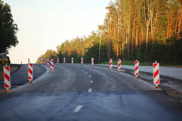 Modern beton yüksek hızlı karayolu yolu inşaatı.