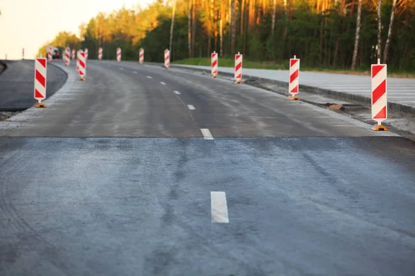 Aanleg van de weg van de moderne betonnen hogesnelheids snelweg. — Stockfoto