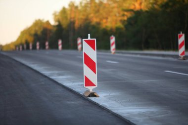 Modern beton yüksek hızlı karayolu yolu inşaatı.
