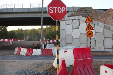 Modern beton yüksek hızlı karayolu yolu inşaatı.