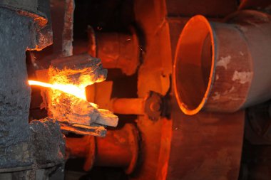 Beyaz Rusya, Minsk, 2014. Dökümhanede çalış. bir metalurji tesisinde erimiş metal işçisi