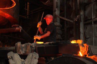 Beyaz Rusya, Minsk, 2014. Dökümhanede çalış. bir metalurji tesisinde erimiş metal işçisi