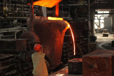 Beyaz Rusya, Minsk, 2014. Dökümhanede çalış. bir metalurji tesisinde erimiş metal işçisi