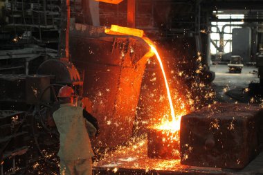 Beyaz Rusya, Minsk, 2014. Dökümhanede çalış. bir metalurji tesisinde erimiş metal işçisi