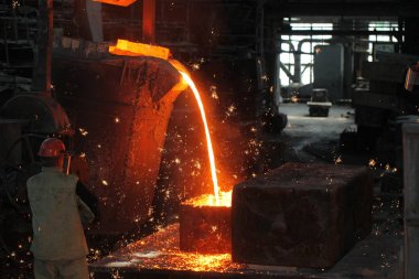 Beyaz Rusya, Minsk, 2014. Dökümhanede çalış. bir metalurji tesisinde erimiş metal işçisi