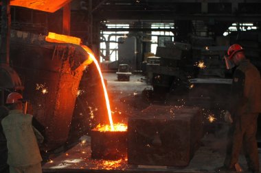 Beyaz Rusya, Minsk, 2014. Dökümhanede çalış. bir metalurji tesisinde erimiş metal işçisi