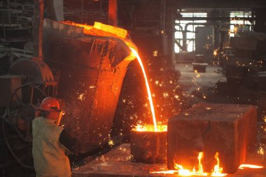 Beyaz Rusya, Minsk, 2014. Dökümhanede çalış. bir metalurji tesisinde erimiş metal işçisi