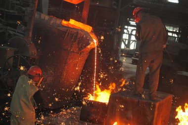 Beyaz Rusya, Minsk, 2014. Dökümhanede çalış. bir metalurji tesisinde erimiş metal işçisi