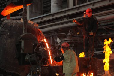 Beyaz Rusya, Minsk, 2014. Dökümhanede çalış. bir metalurji tesisinde erimiş metal işçisi