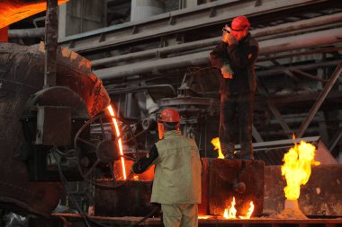 Beyaz Rusya, Minsk, 2014. Dökümhanede çalış. bir metalurji tesisinde erimiş metal işçisi