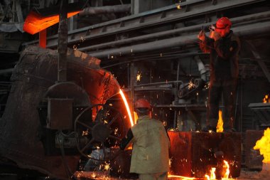 Beyaz Rusya, Minsk, 2014. Dökümhanede çalış. bir metalurji tesisinde erimiş metal işçisi