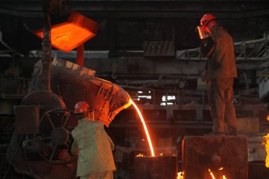 Beyaz Rusya, Minsk, 2014. Dökümhanede çalış. bir metalurji tesisinde erimiş metal işçisi