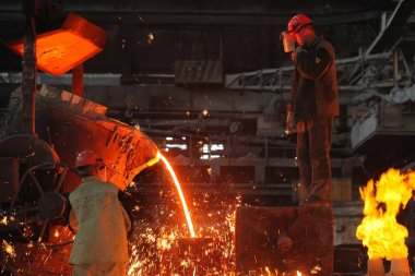Beyaz Rusya, Minsk, 2014. Dökümhanede çalış. bir metalurji tesisinde erimiş metal işçisi