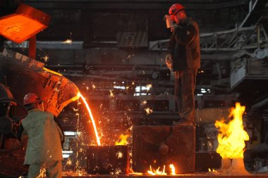 Beyaz Rusya, Minsk, 2014. Dökümhanede çalış. bir metalurji tesisinde erimiş metal işçisi