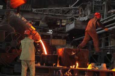Beyaz Rusya, Minsk, 2014. Dökümhanede çalış. bir metalurji tesisinde erimiş metal işçisi