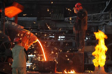 Beyaz Rusya, Minsk, 2014. Dökümhanede çalış. bir metalurji tesisinde erimiş metal işçisi