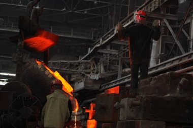 Beyaz Rusya, Minsk, 2014. Dökümhanede çalış. bir metalurji tesisinde erimiş metal işçisi