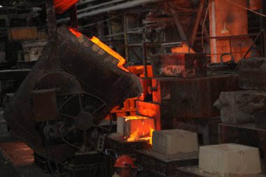 Beyaz Rusya, Minsk, 2014. Dökümhanede çalış. bir metalurji tesisinde erimiş metal işçisi