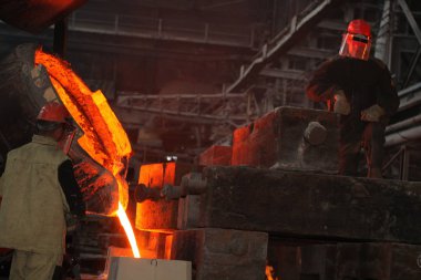 Beyaz Rusya, Minsk, 2014. Dökümhanede çalış. bir metalurji tesisinde erimiş metal işçisi