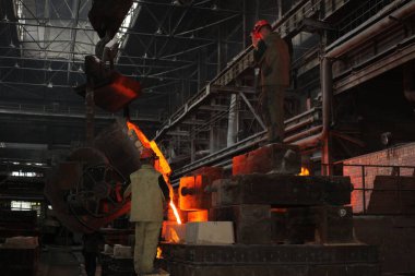 Beyaz Rusya, Minsk, 2014. Dökümhanede çalış. bir metalurji tesisinde erimiş metal işçisi