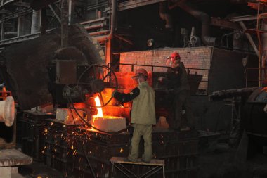 Beyaz Rusya, Minsk, 2014. Dökümhanede çalış. bir metalurji tesisinde erimiş metal işçisi