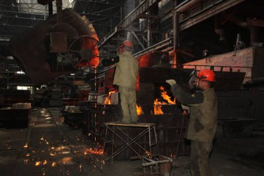 Beyaz Rusya, Minsk, 2014. Dökümhanede çalış. bir metalurji tesisinde erimiş metal işçisi