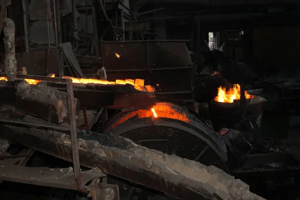 白俄罗斯 明斯克 2014年 在铸造厂工作 冶金厂的熔融金属工人 — 图库照片