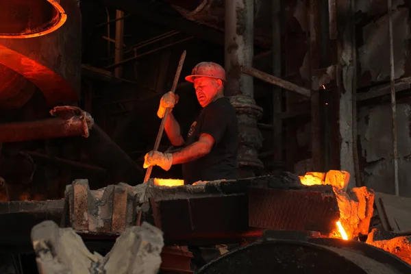 Λευκορωσία Μινσκ 2014 Δούλεψε Στο Χυτήριο Εργάτης Λιωμένου Μετάλλου Εργοστάσιο — Φωτογραφία Αρχείου