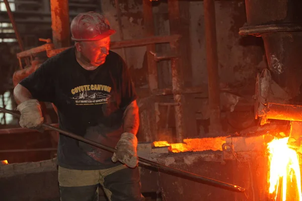 Białoruś Mińsk 2014 Praca Odlewni Stopionego Robotnika Metalowego Zakładzie Metalurgicznym — Zdjęcie stockowe