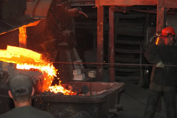 Wit Rusland Minsk 2014 Werk Gieterij Gesmolten Metaalarbeider Een Metallurgische — Stockfoto