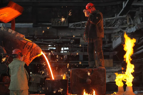 2014年 ベラルーシ ミンスク 鋳造所で働く冶金工場の溶融金属労働者 — ストック写真