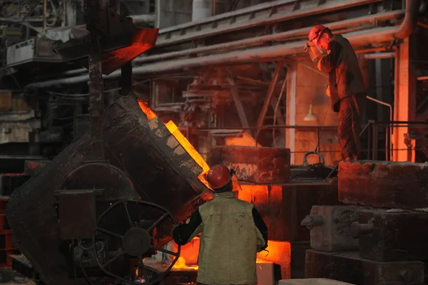 Belarus Minsk 2014 Bekerja Pengecoran Pekerja Logam Cair Sebuah Pabrik — Stok Foto