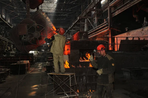 Bielorrússia Minsk 2014 Trabalho Fundição Metalúrgico Fundido Numa Instalação Metalúrgica — Fotografia de Stock