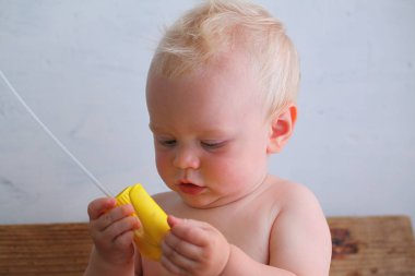 Sevimli küçük erkek bebek 