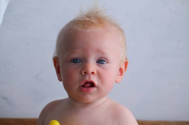 Sevimli küçük erkek bebek 