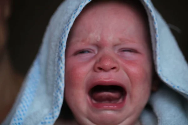 Schattige Kleine Baby Jongen Huilen — Stockfoto