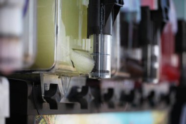 Şeffaf kaplarda çok renkli meyve suları satış sokak dükkanı