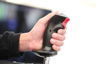 Beyaz Rusya, Minsk, Haziran 2019 . Gözlüklü çocuk sanal gerçeklik oyunu simülatörü