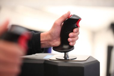 Beyaz Rusya, Minsk, Haziran 2019 . Gözlüklü çocuk sanal gerçeklik oyunu simülatörü