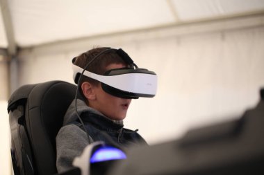 Beyaz Rusya, Minsk, Haziran 2019 . Gözlüklü çocuk sanal gerçeklik oyunu simülatörü
