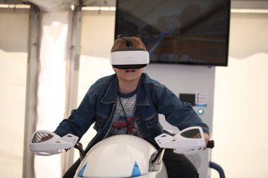 Beyaz Rusya, Minsk, Haziran 2019 . Gözlüklü çocuk sanal gerçeklik oyunu simülatörü